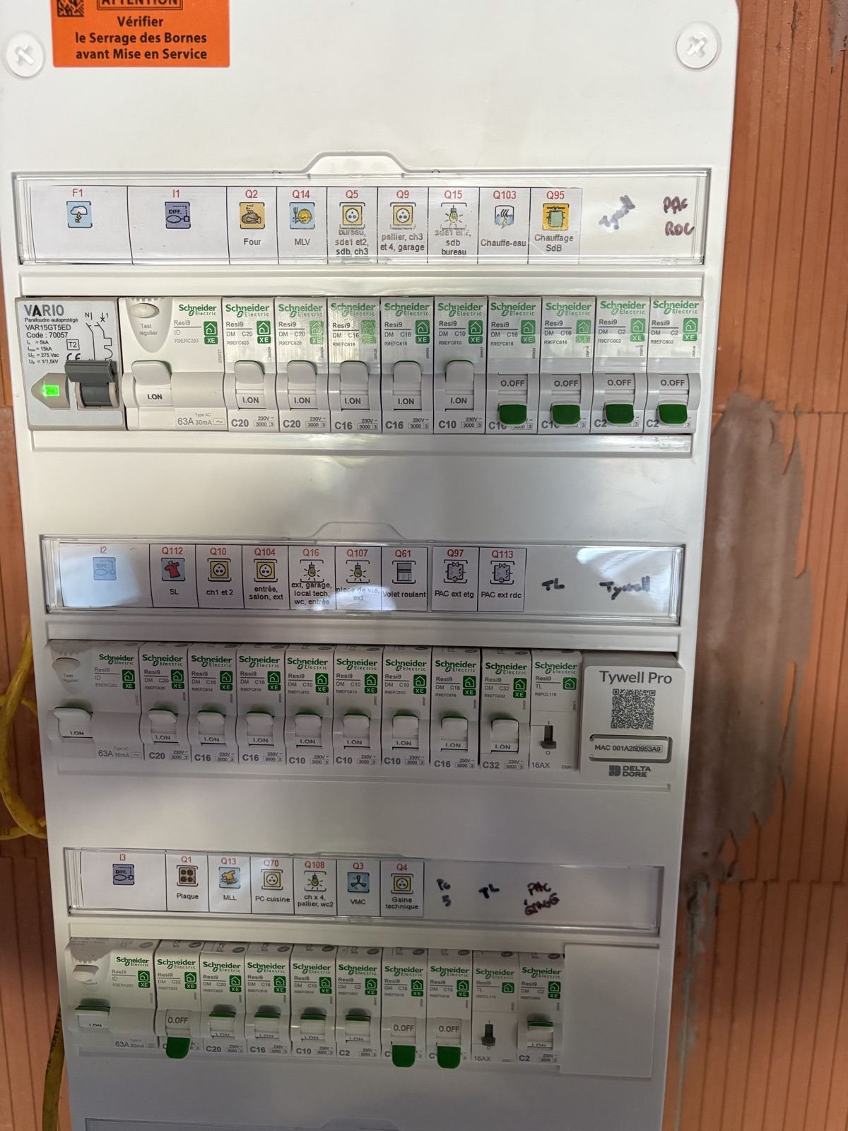 Tableau électrique Schneider Resi9 contrôlé, étiquette de rappel du serrage des bornes