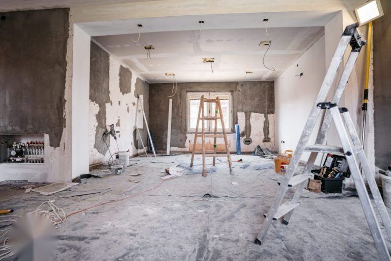 Chantier de remise aux normes en cours dans un appartement