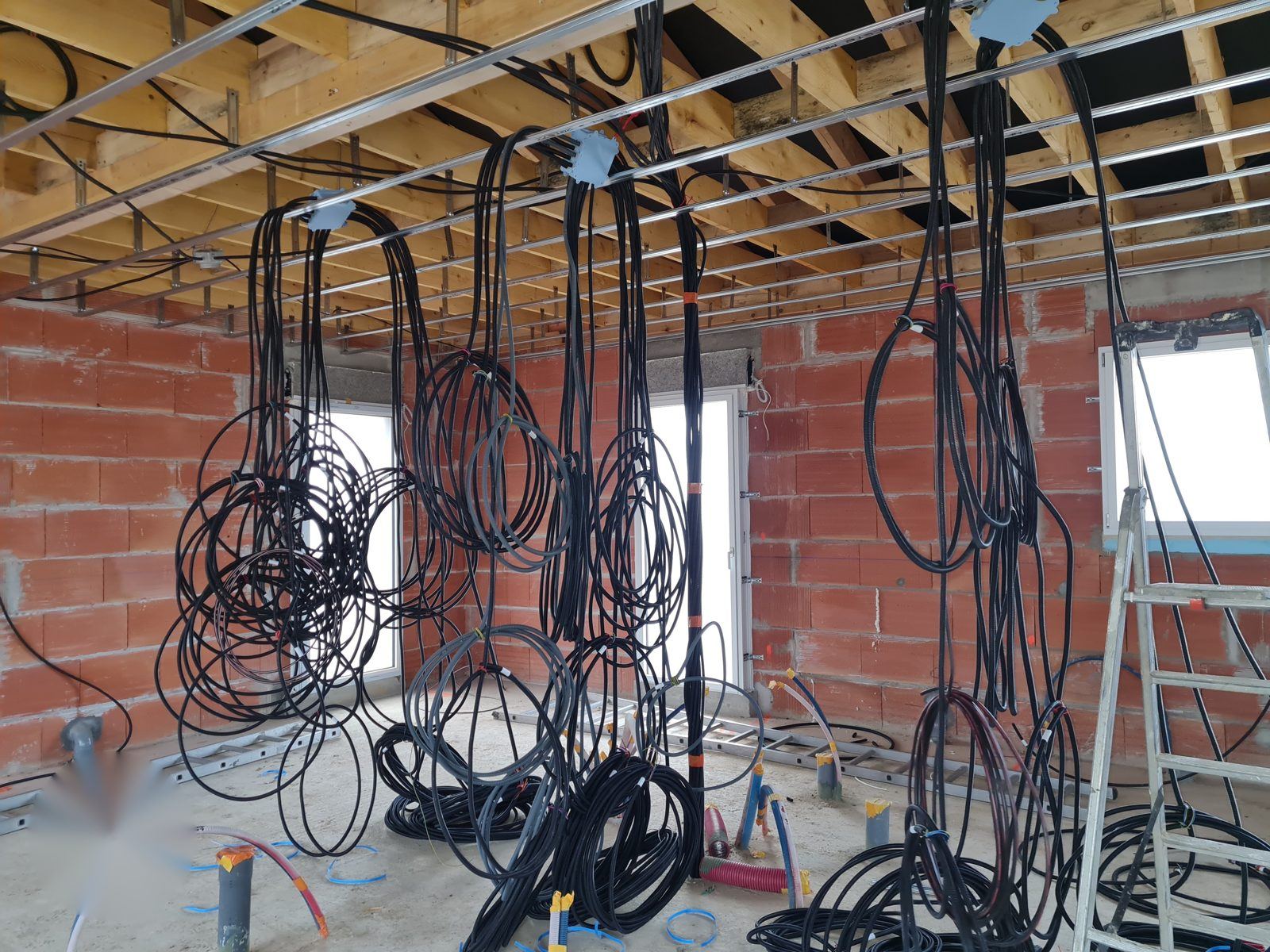 Vue d'ensemble du tirage de câbles dans une maison en chantier