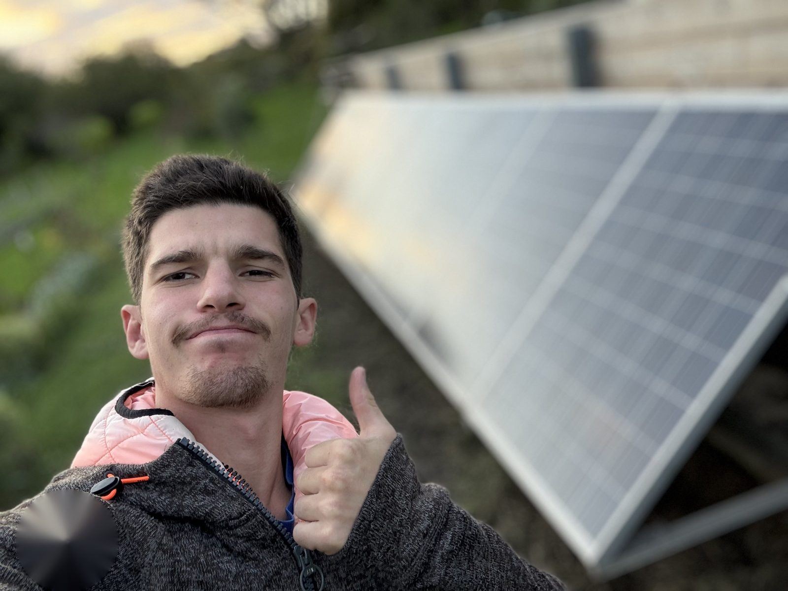 Alexandre devant une installation photovoltaïque au sol